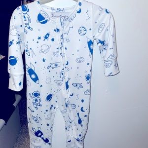 Like-New White Printed Queen Maddyn Zippie 3-6 Month